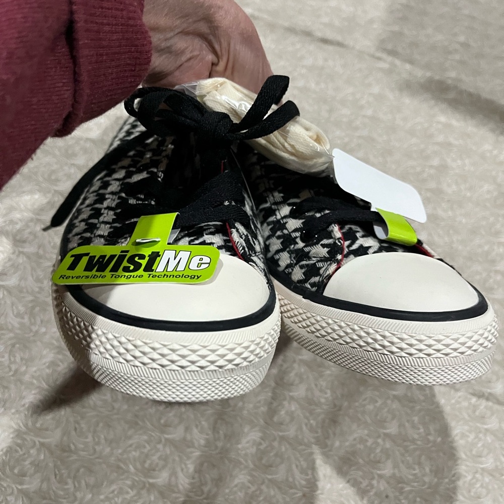 NWT Houndstooth Black and White Women's Sneakers - Picture 4 of 8